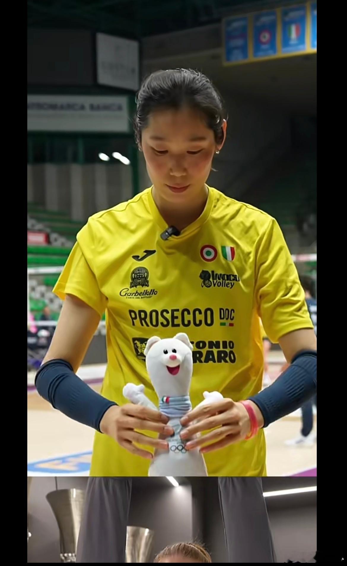 朱婷  朱婷参与冬奥米兰冬奥会吉祥物接力😂朱婷留洋第七季世界女排新闻