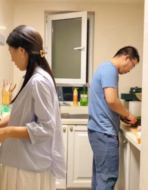 经常有人感慨，上一代双职工家庭，夫妻俩白天上班，下班顺路买菜，回家淘米做饭，收拾