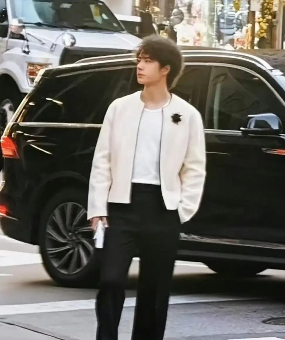 王一博3月24日走在纽约曼哈顿街头，风衣一甩，墨镜一戴，我刷到图直接暂停。
卡其