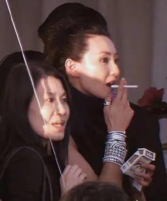 我的天,完全理解她是亚洲首位戛纳影后了!就连吸烟都这么性感。
2007年戛纳电影