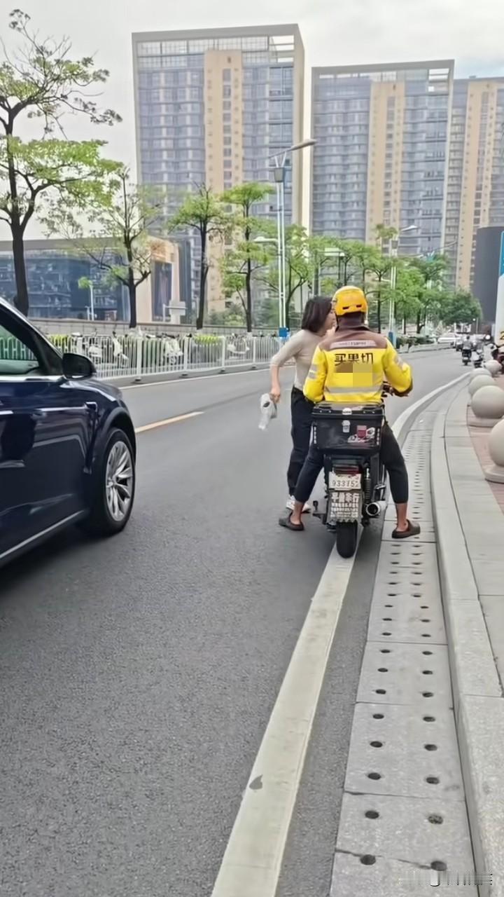 有钱任性！广东一女司机与外卖小哥发生了争执，外卖小哥说：“这个女司机不会开车，乱