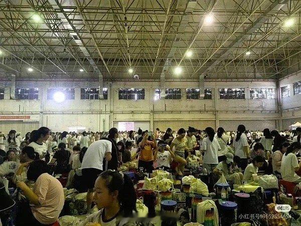 白鹿八个月没播剧，今天线下人气出乎意料，没想到花粉线下也能有两千人 ​​​