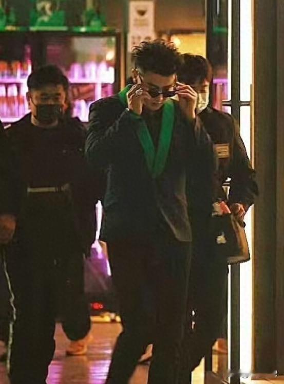 32岁黄子韬现状曝光：百亿家产背后的真相，富二代都该看看

谁能想到，一个在寒风