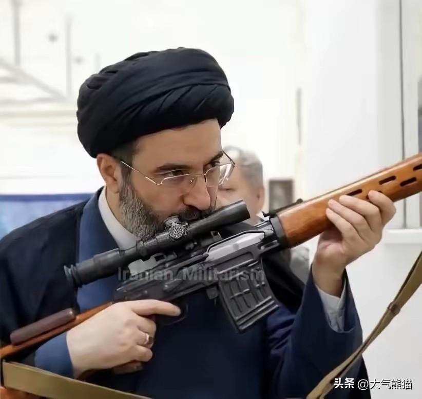 穆杰塔巴刚上台不久，伊朗的停火条件就提出来了，这葫芦里到底卖的什么药？
有网友就