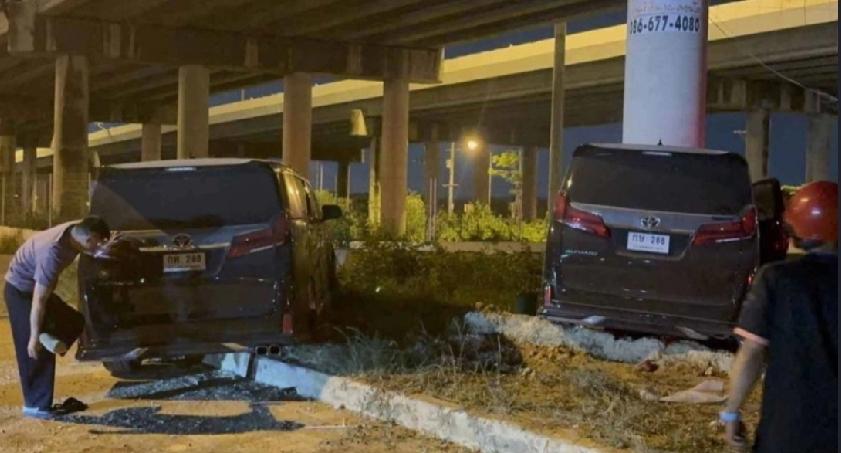 泰国两名中国司机疑似路怒症发作，在春武里府高速追逐，最终双双撞上桥墩，车毁人伤。