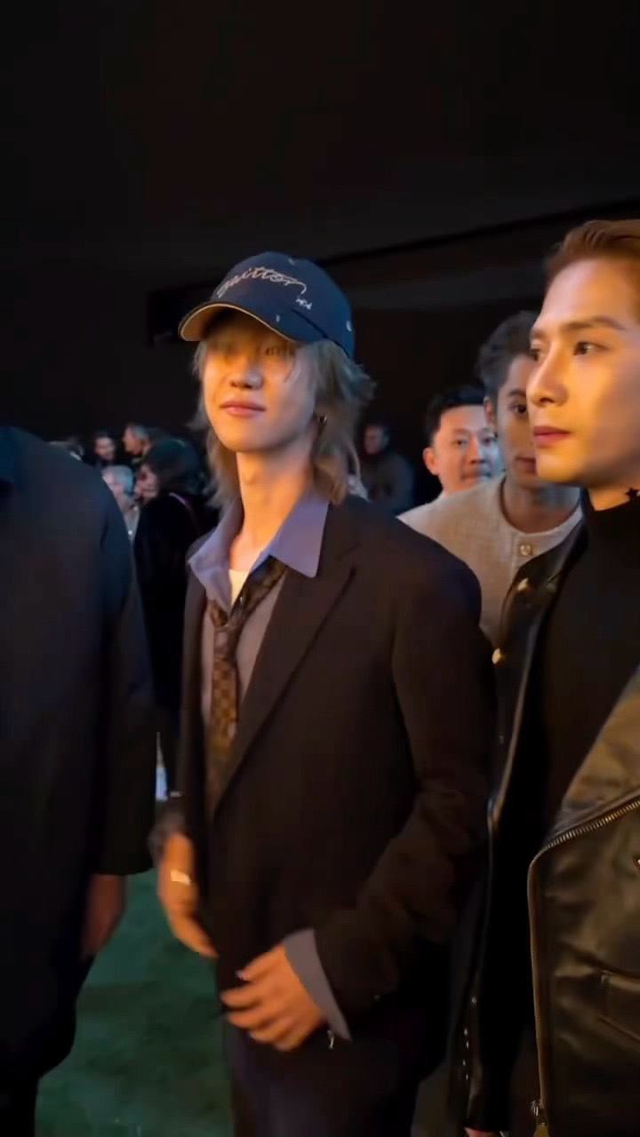 王嘉尔王鹤棣徐明浩合影王嘉尔、王鹤棣、徐明浩LV大秀同框合影 