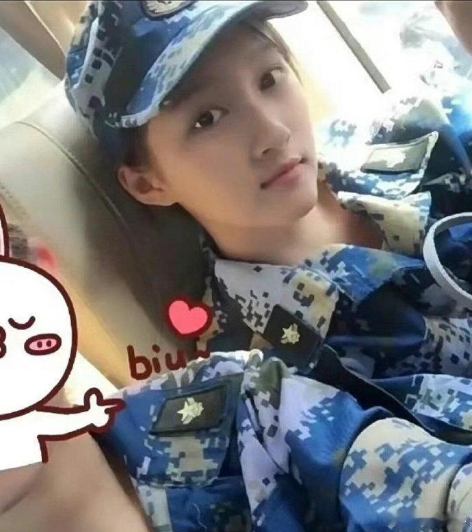 难怪鹿晗早早官宣，要不然看关晓彤北影军训照追求者要排到法国吧！ 