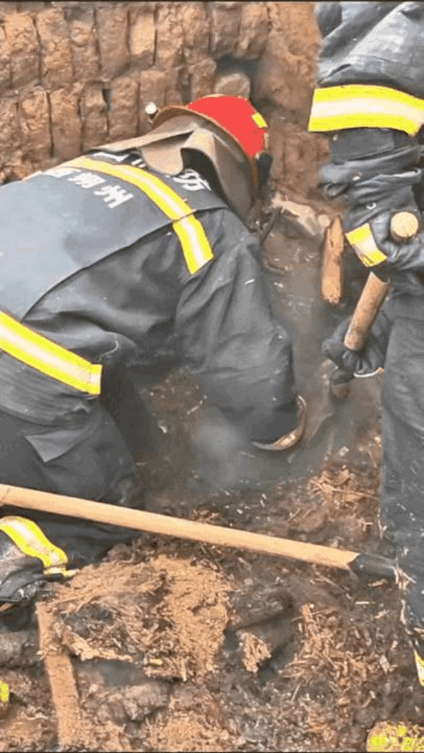 “上人民日报了！”山西朔州一民房突然着火，屋里并没有人，可是老人却一个劲的往里冲