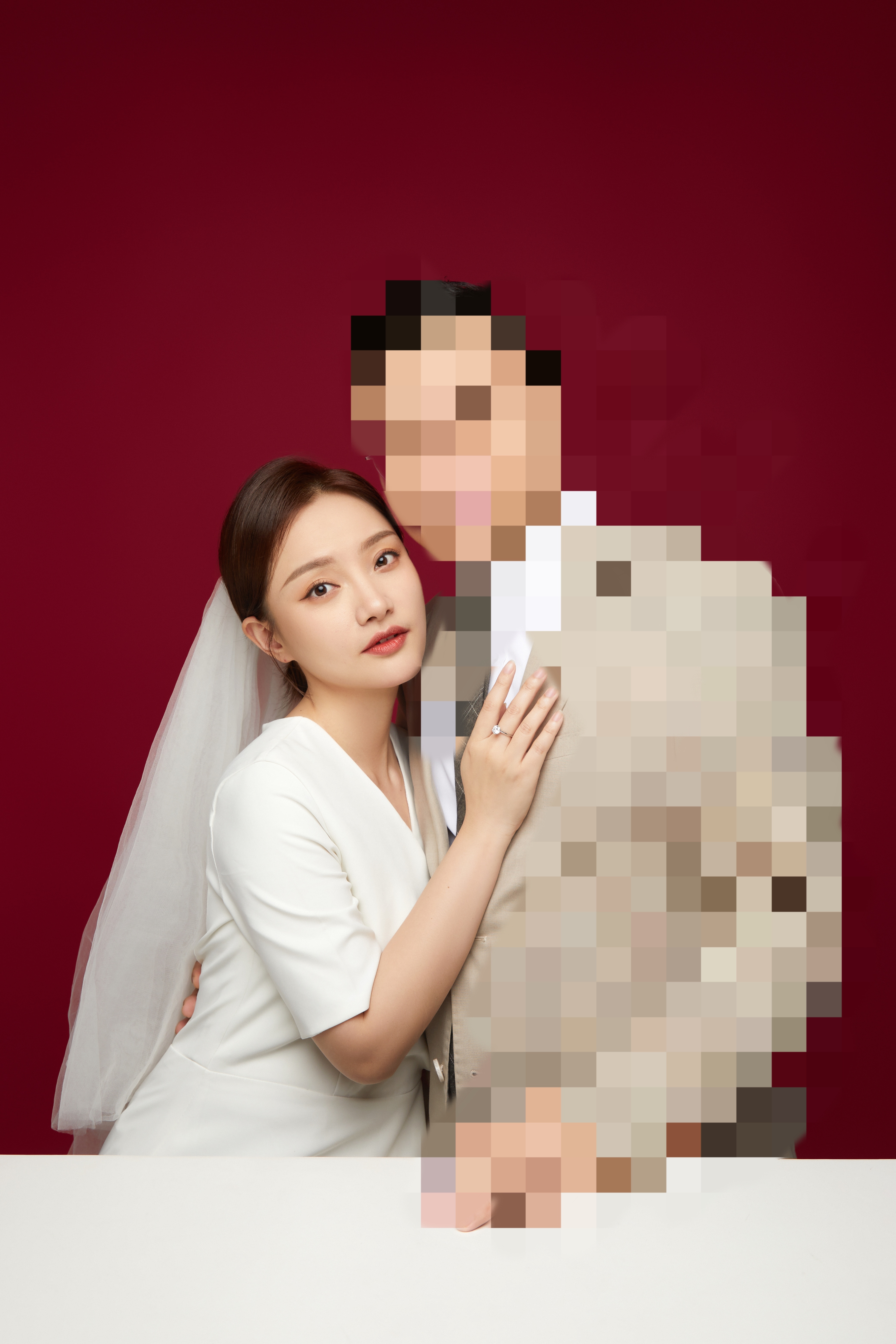 情侣懒得拍婚纱照交给豆包我的婚纱照就是去照相馆拍红底寸照的时候顺便拍的，一共花了