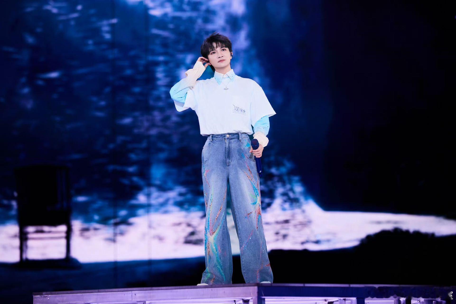 周深成首位香港启德开唱内地歌手 恭喜深深解锁新纪录！启德跨年夜的舞台太绝了，粤语