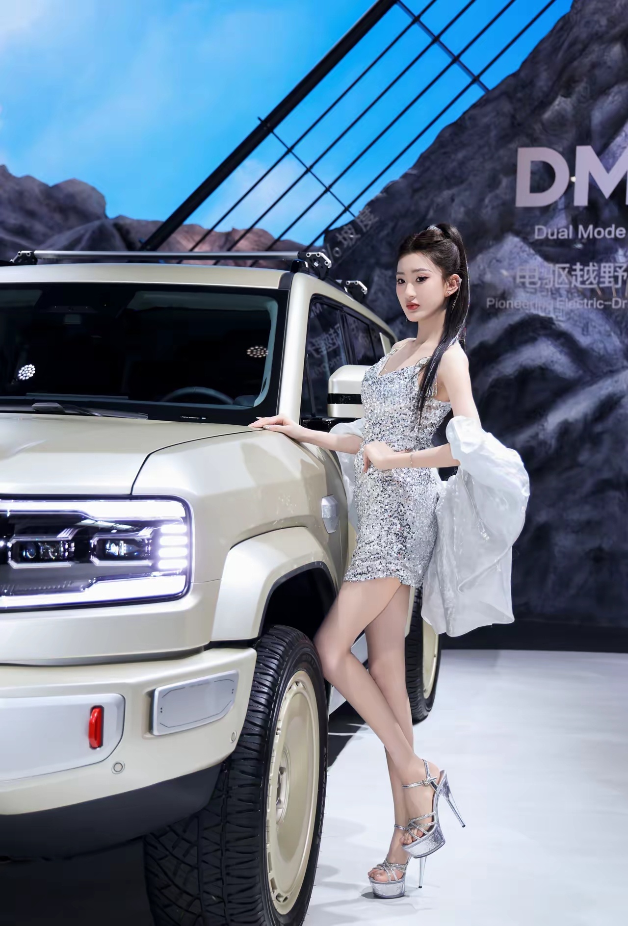 都说说吧，你们逛车展有几个真为了看车？有几个是去看模特的？我承认我一开始也是冲车