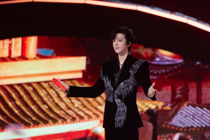 刘宇宁魏劭今日限时返场 刘宇宁盛典造型直接封神，丝绒黑西装沉稳大气，银色刺绣细节