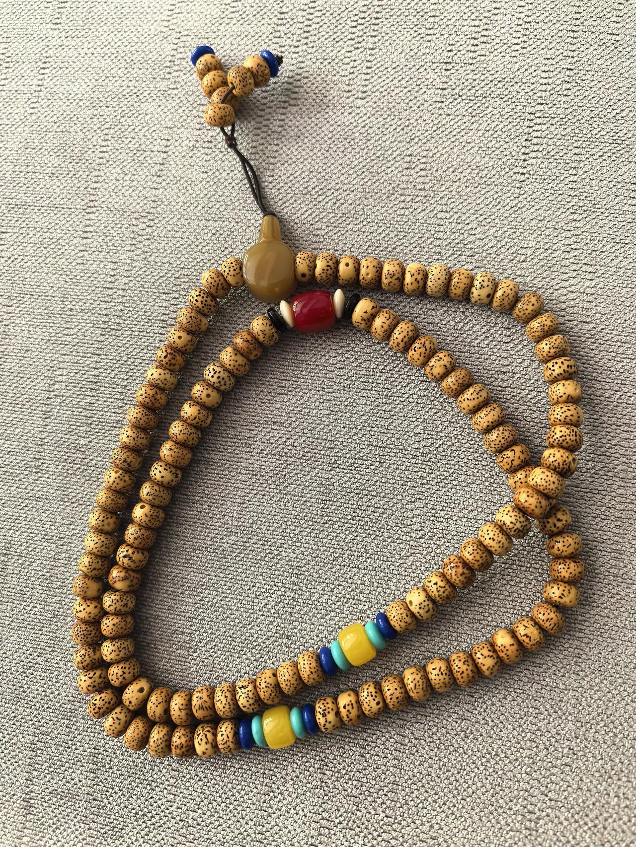 有没有懂星月的大神帮我看一下这串星月成色、质地咋样

已经有十来年了，放那一直没