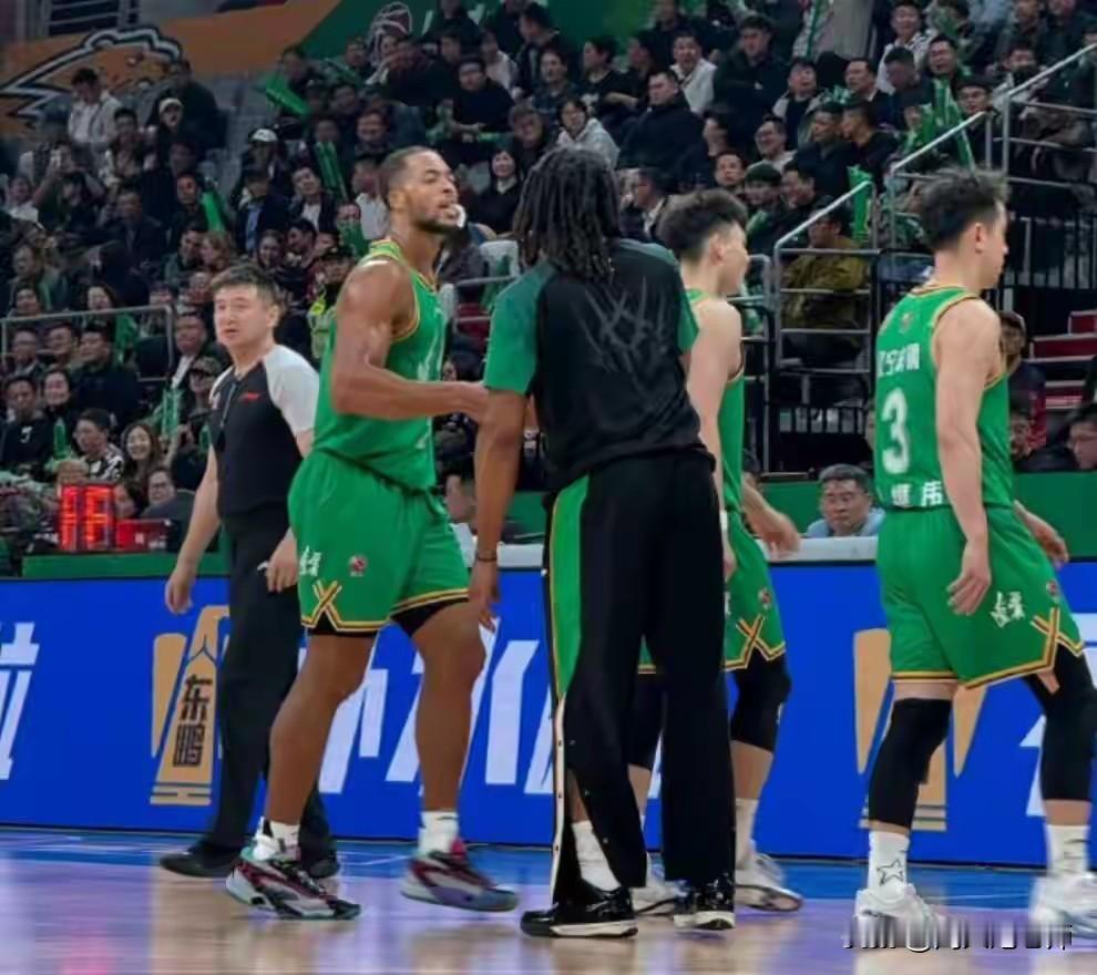 4月15日19点35分，CBA第39轮赛事中，辽宁队与南京同曦队展开了一场激战。