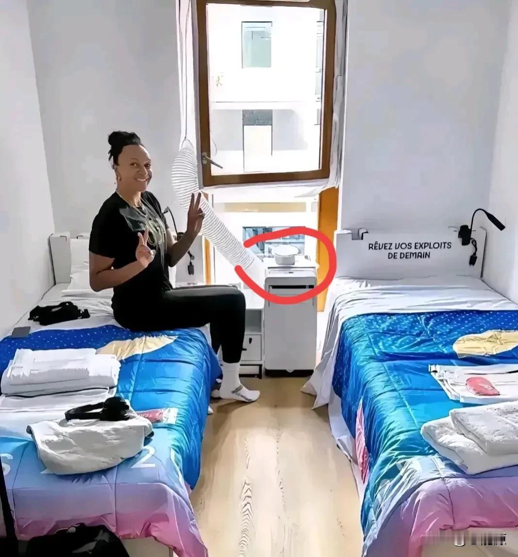 巴黎奥运会期间，每一个几平方米且极为简陋又窄小的小单间，却住着两个美国运动员，而