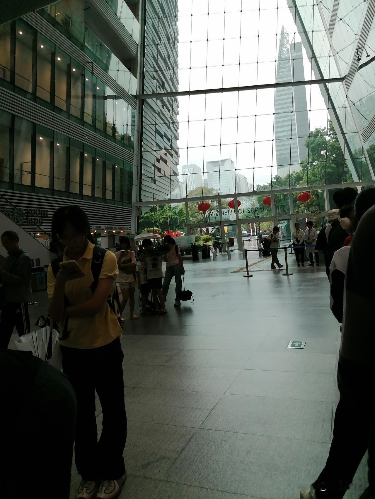 在广州图书馆排队呢，这人是真多。广州图书馆名声在外，大家都爱来这儿“充电”。记得