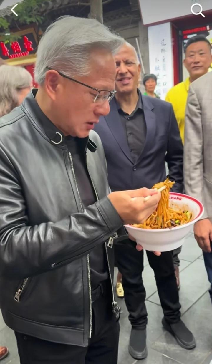 特朗普刚走，万亿大佬黄仁勋留守北京狂逛吃
 
特朗普专机启程返程，随行一众商界人