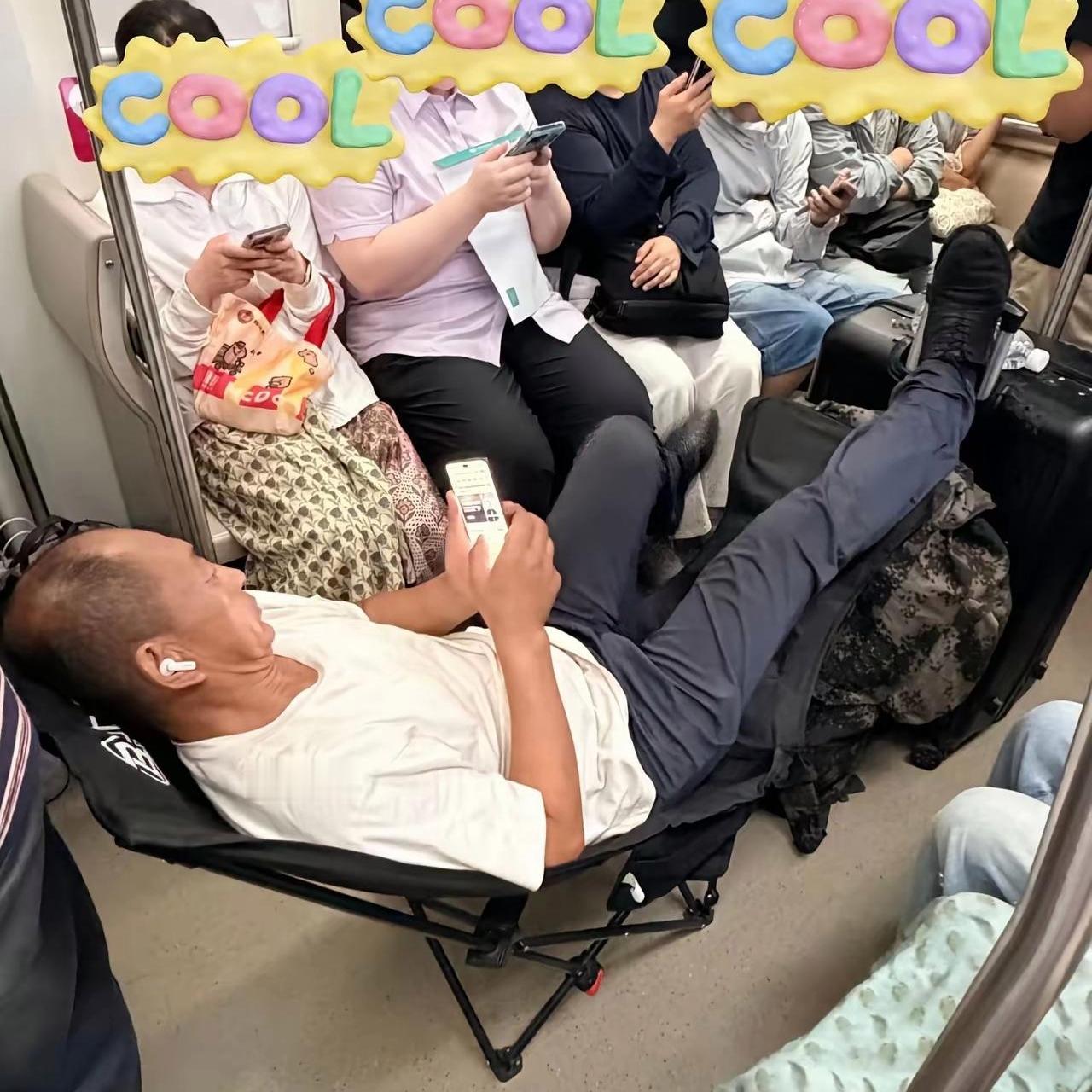 地铁当众躺平，心理素质属实太强
 
地铁6号线遇上离谱一幕，乘客直接躺在车厢中间