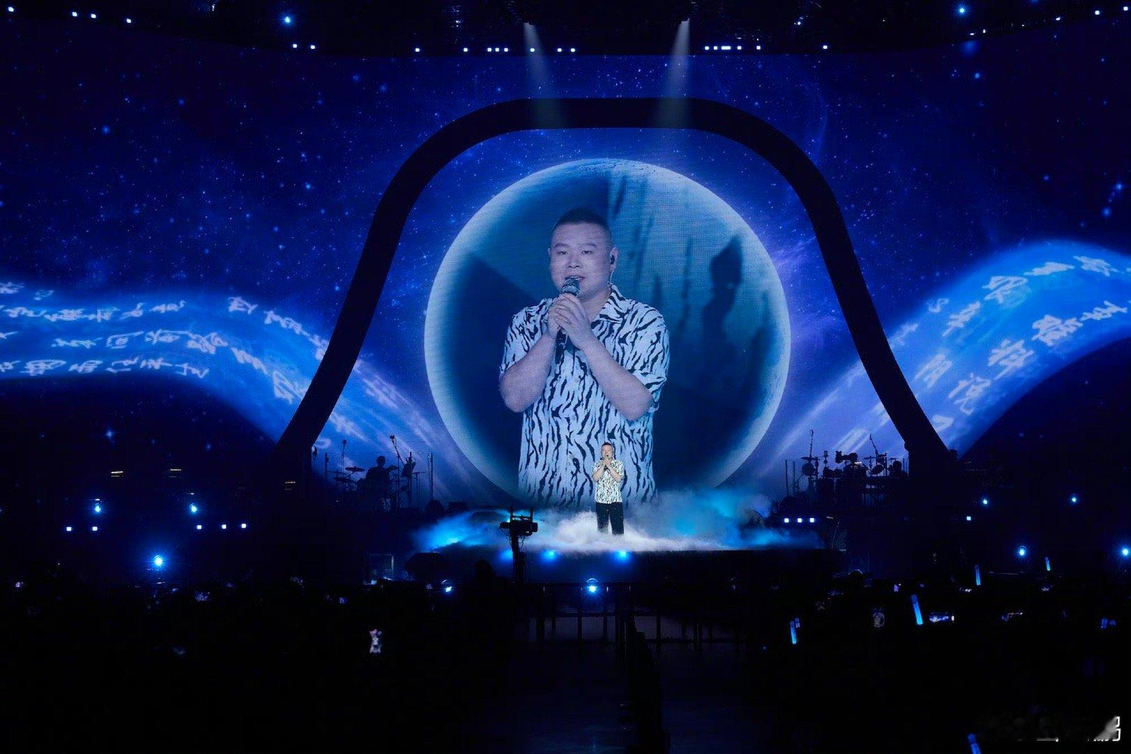 岳云鹏这次还要追车吗 重庆街头的眼泪没白流，全都浇灌出了今天的满堂彩。十年后再赴