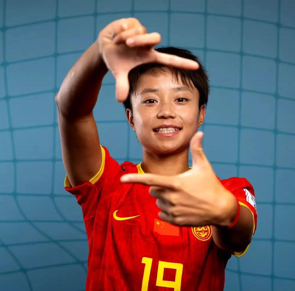 中国女足半场好球，张琳艳一人神勇发挥，造点打点，全队上半场重进攻拼得太猛，下半场