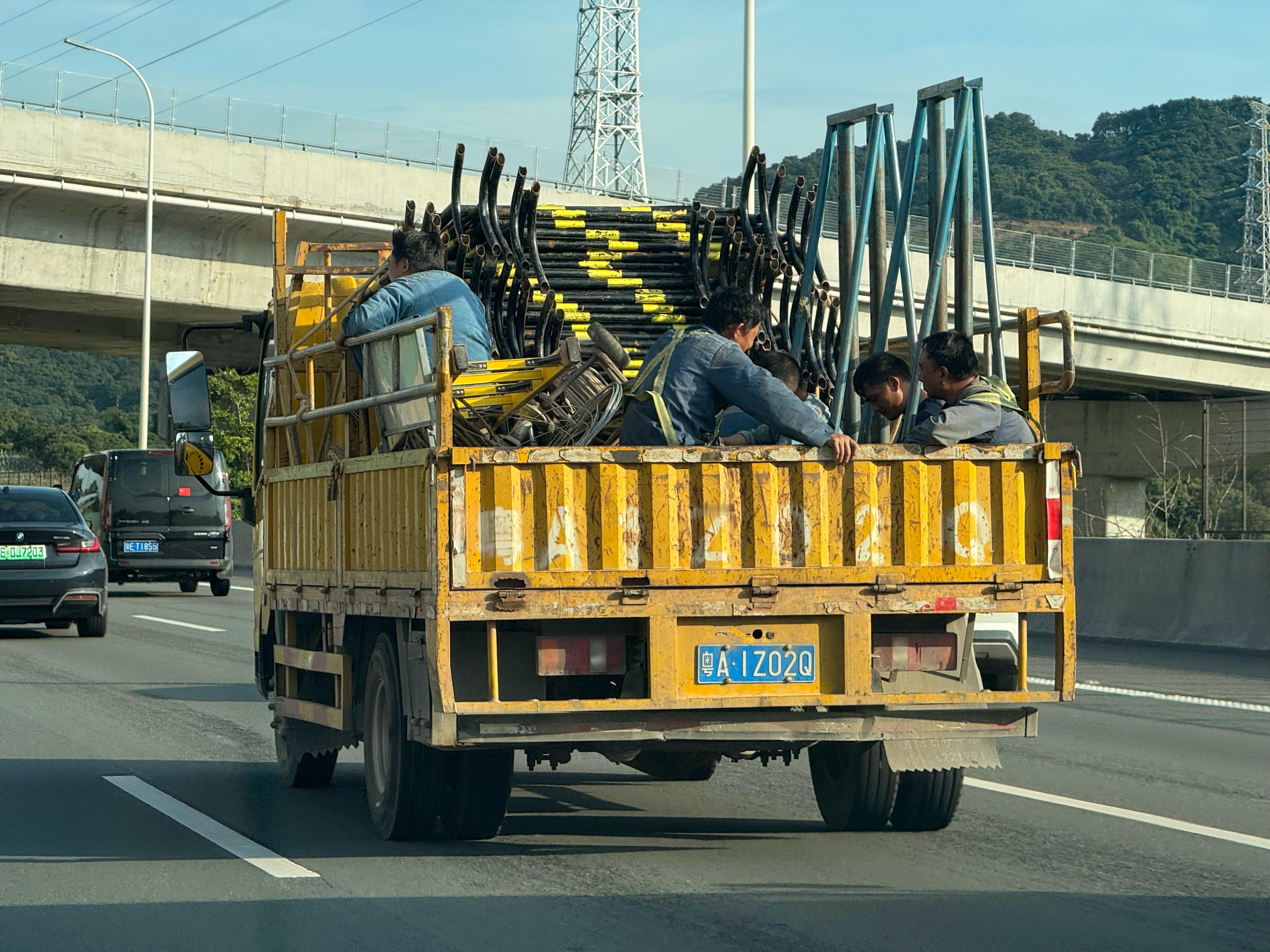 货斗后面载人还要上高速！在广澳高速上这也太可怕了吧！！我完全不敢跟在这车后面一个