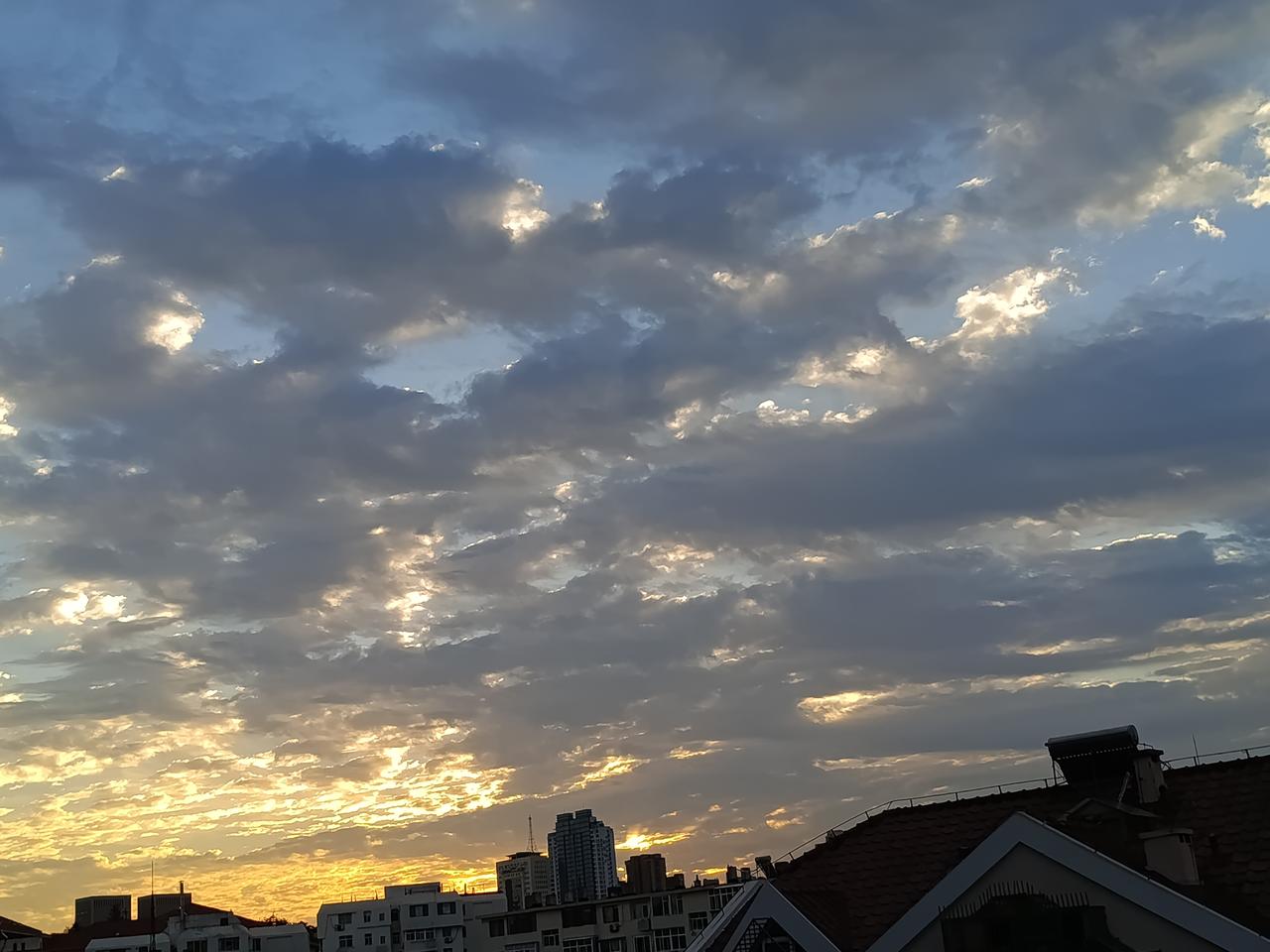 如今的人情味变淡了，人与人之间越来越有边界感，而且能用钱解决的事都不会动用人情。