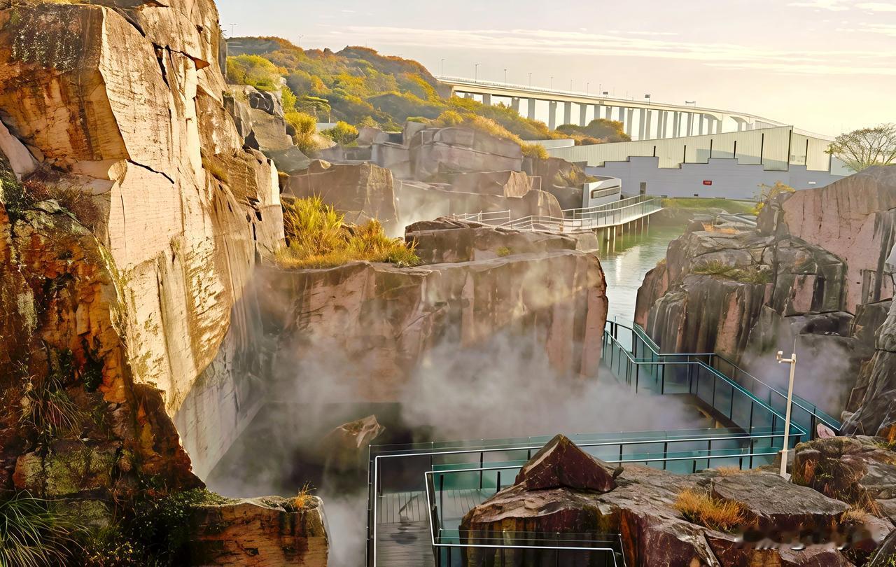 岱山双合石壁，千年采石场凿出的山海秘境，岩壁嶙峋如刀削斧劈，石潭澄澈映天光云影。