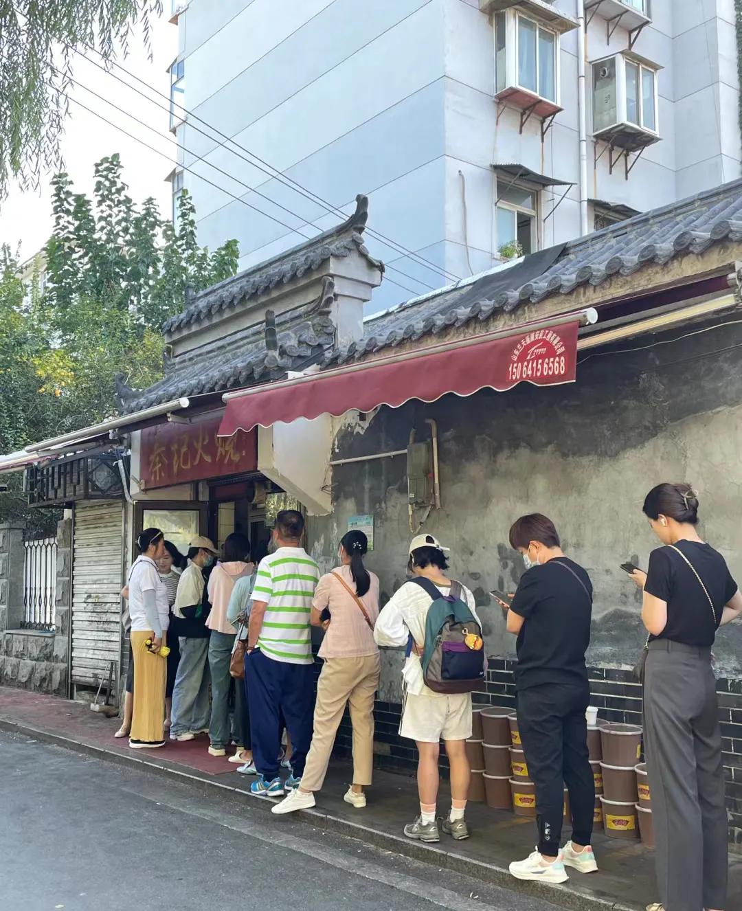 谁能解释一下济南的这种现象？
就是买个烧饼而已，至于在那排这么久的队吗？