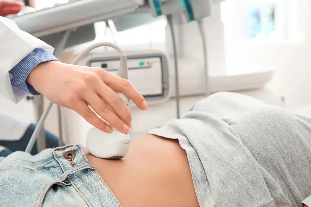 河北，一女子做妇科体检，可医生刚检查完隐私部位，并未让她穿裤子，而是让实习生再重