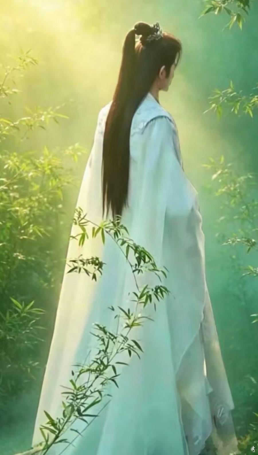 娱乐榜姐[超话]  一个青衣人端立，身如流云，姿若明月。​​​