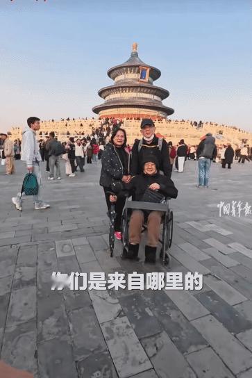 两岸一家亲！北京一男子给游客拍照，得知对方来自台湾省后！男子不仅拍照不收钱，还免