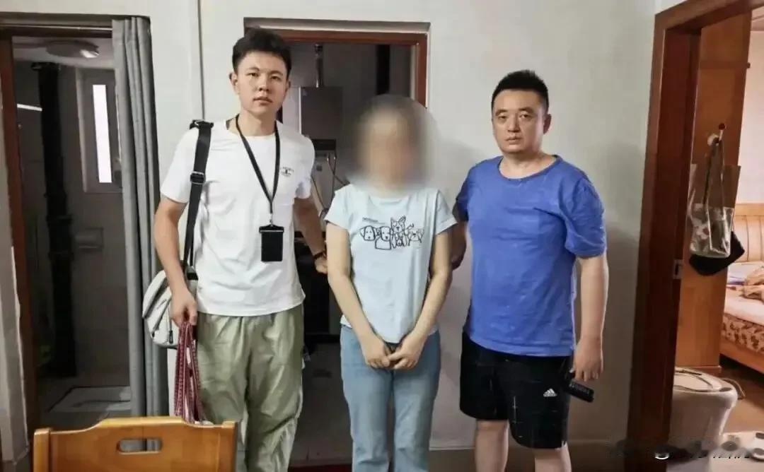 明星行程居然能挣钱，警方破获特大明星行程黑产。
明星的车一开出来，粉丝骑着电动车