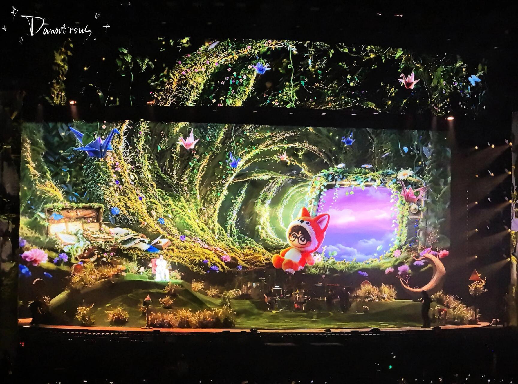 胡夏演唱会大秀地板动作本以为是一场安稳走心的音乐现场，没想到开场没多久就状况不断
