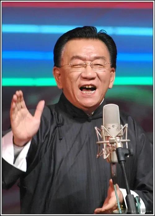 还是马季老师那句话说得到位:“我很爱相声，但是我真的厌恶这个圈子的人”。

现在