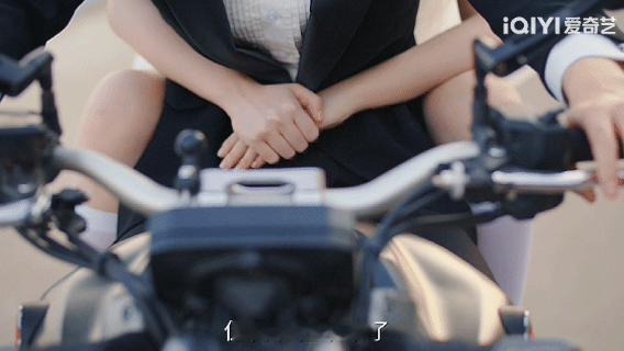 暮暮朝朝机车婚纱飞奔到世界尽头暮暮朝朝的机车婚纱私奔，是内娱结婚桥段的神来之笔！