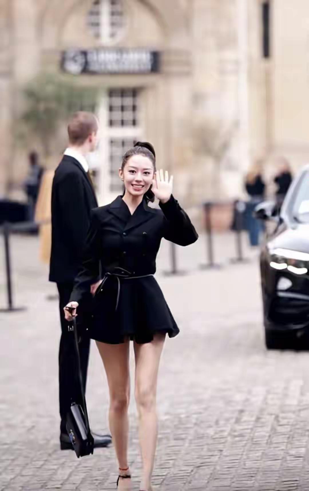 朗朗的老婆吉娜，这一套衣服引起巨大争议，很多人都在质疑她，作为一个有夫之妇，这样