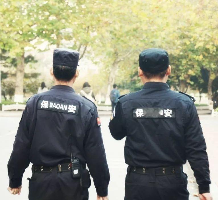 保安成为一个奇葩的行业
保安职场潜规则 
近期，某市退役军人部门的保安，对一位老