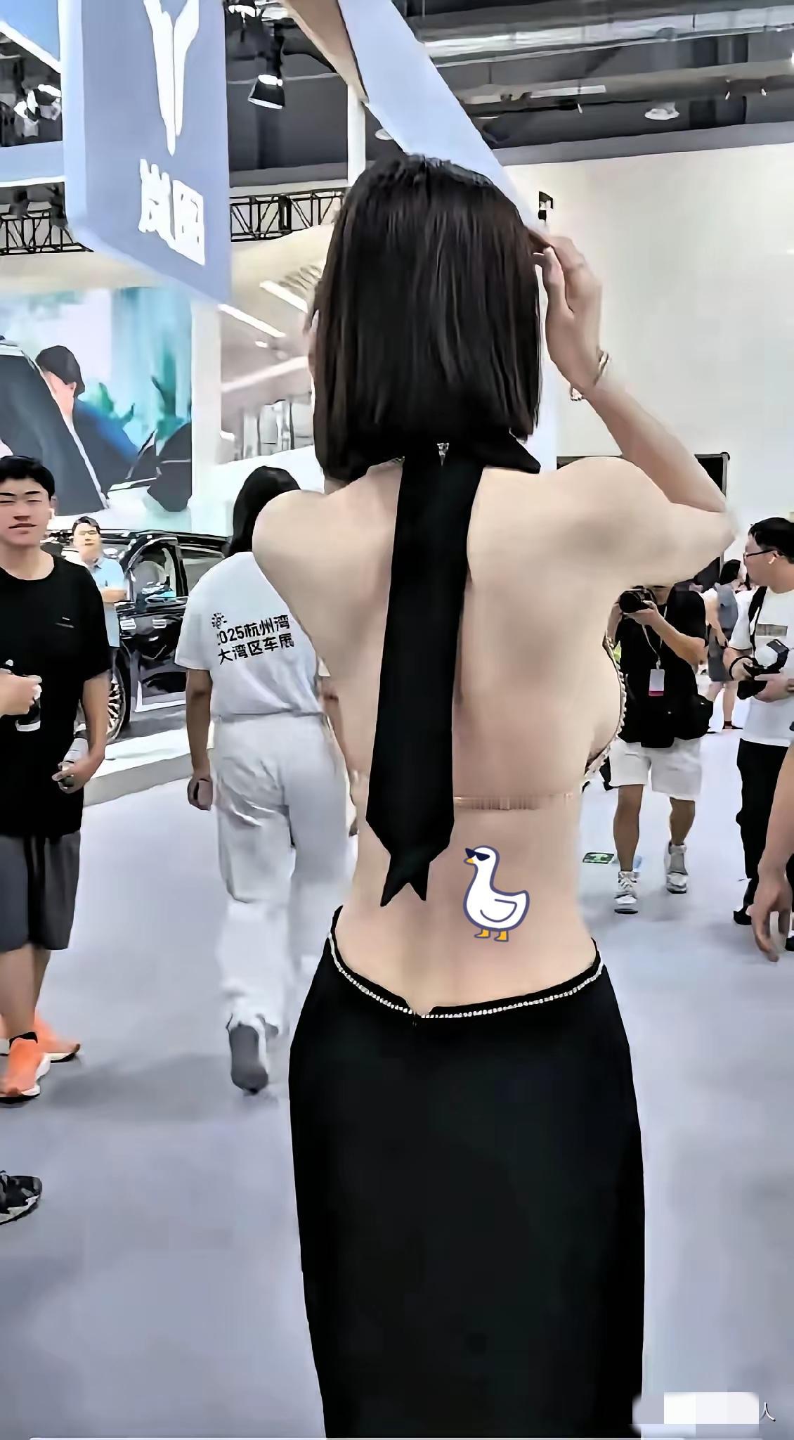 杭州湾大湾区车展这波“背影杀”绝了！
一姐们儿的穿搭直接把车展变成了
个人秀场，