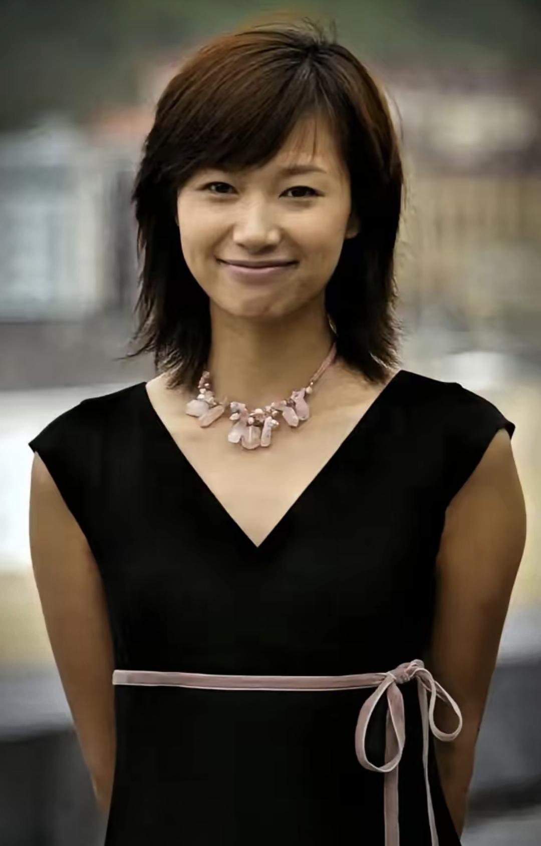 徐静蕾在洛杉矶住着带泳池的房子，黄立行修灯泡她练字，不结婚也不生孩子。
这事其实