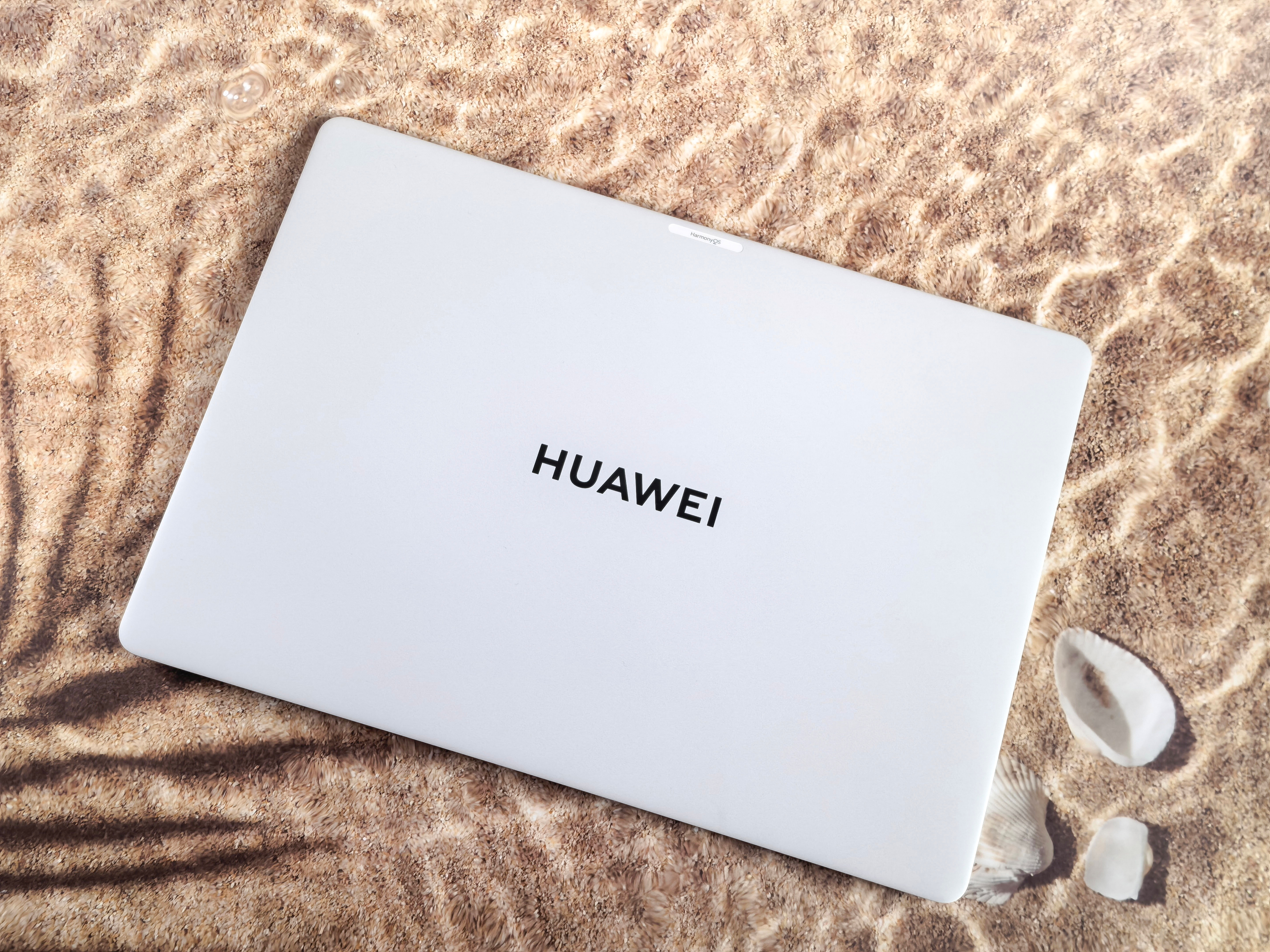 日常通勤带MateBook Pro真的省心🤍 轻得随手夹着就走，出差塞包里也没