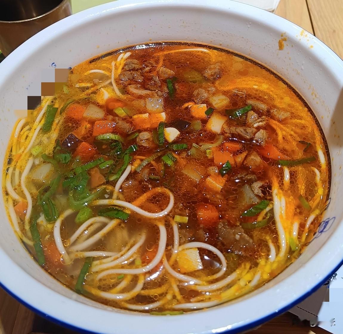 一碗超有食欲的面条，面条劲道十足，汤汁鲜美，真是香喷喷！