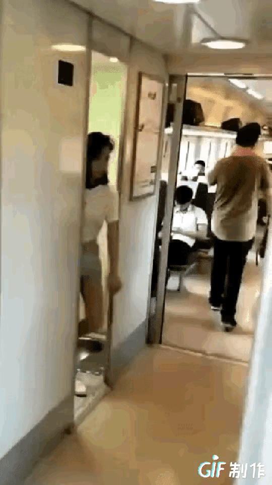 这是怎么了，发生了什么，看着大哥很虚弱的样子[捂脸][捂脸][捂脸]