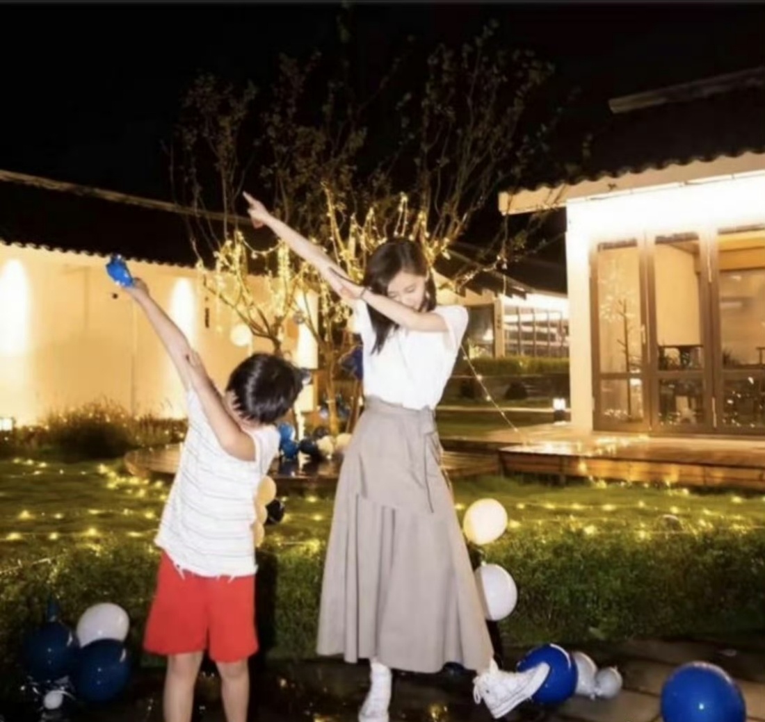 王子文儿子都这么大了，小豆芽真的是越来越可爱啦，和妈妈一样高了都，时间过得真快 