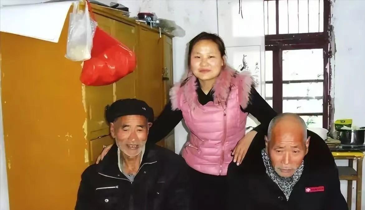 1988年，光棍兄弟外出抱回一名女婴，取名为葛红花，之后便将其抚养长大。

那年