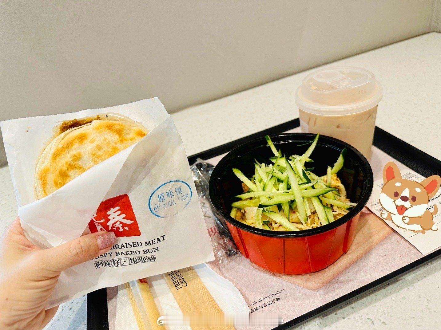 我记得这是麦当劳最便宜的一款，不过很不好吃，那个肉饼很干来个肉夹馍吧对了，肉夹馍