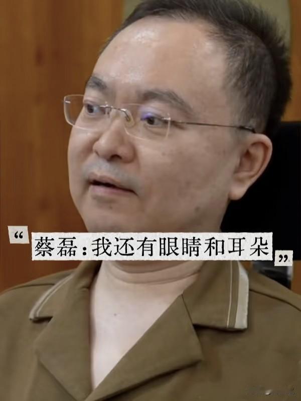 2019年，刚从美国回来的刘强东，
一下飞机就匆匆赶往京东副总裁家里，

两人见