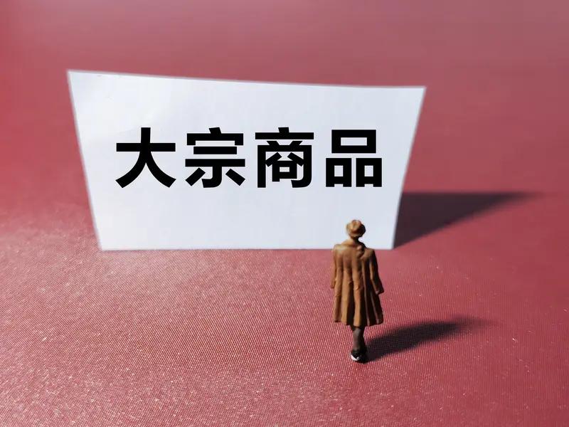 房子作为大宗消费品，对经济的影响那可太大了，毕竟它背后的产业链巨大。从上游来看，