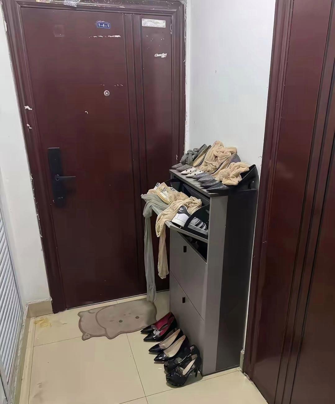 邻居门口外面堆满了袜子，我要怎么跟她说才好，不要放这些 