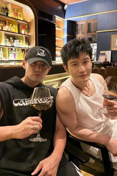 周杰伦黄晓明合照周杰伦黄晓明合照🈶！黄晓明穿了周杰伦的衣服黄晓明还穿了周杰伦的