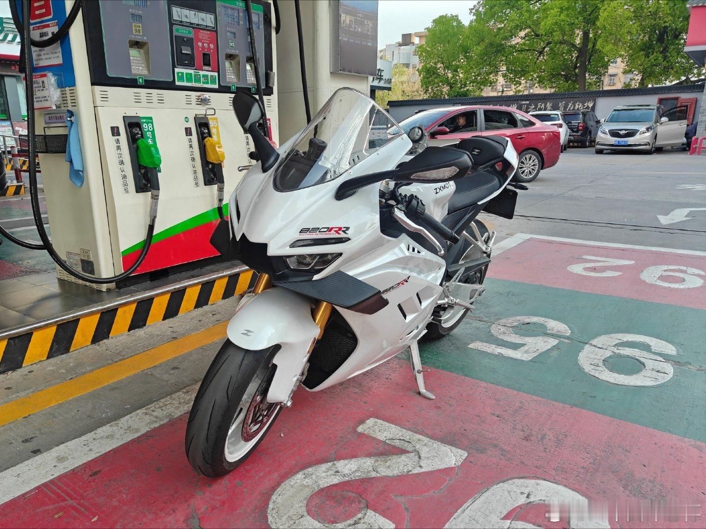 老蒋原创 最近大家都知道，张雪凭借着820RR在WSBK夺冠火出圈了。刚好我本人